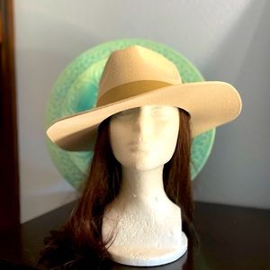 Teressa Foglia x Curateur hat